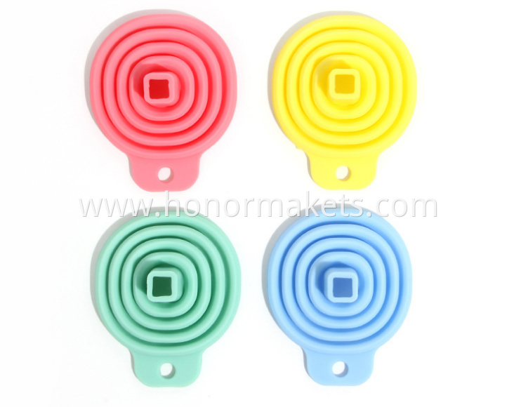 Silicone foldable funnel a household kitchen tool for retractable wine leak and large caliber